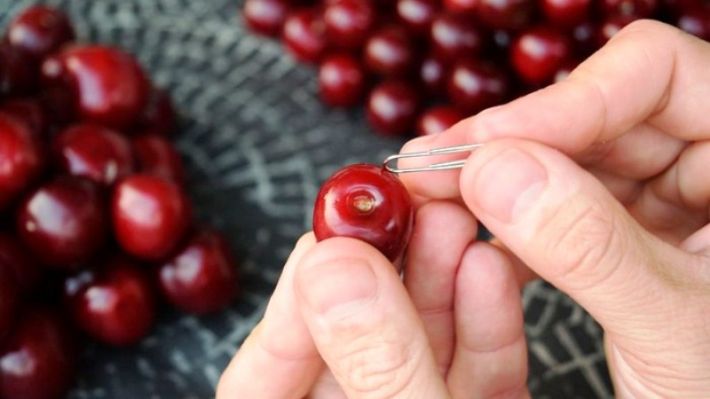 Как быстро удалить косточки из вишни: простые способы для заготовки ягод