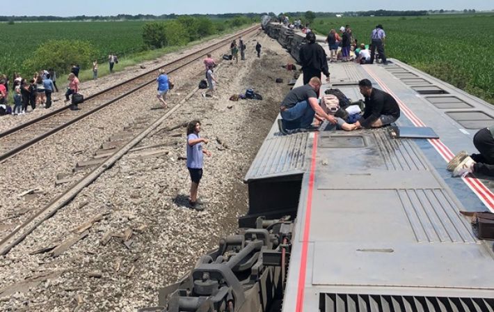 В США пассажирский поезд сошел с рельсов, есть жертвы