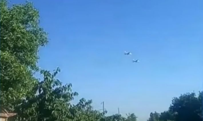 В Мелитополе над головами местных жителей летают рашистские истребители (видео)