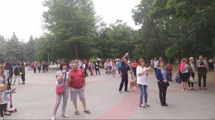 Пляски на костях – как в Мелитополе оккупанты с коллаборантами веселились пока рашисты взрывали ТЦ в Кременчуге (фото, видео)