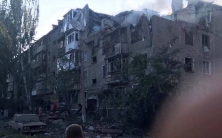 Российская ракета попала в многоэтажку в Николаеве: есть погибшие и пострадавшие (фото)