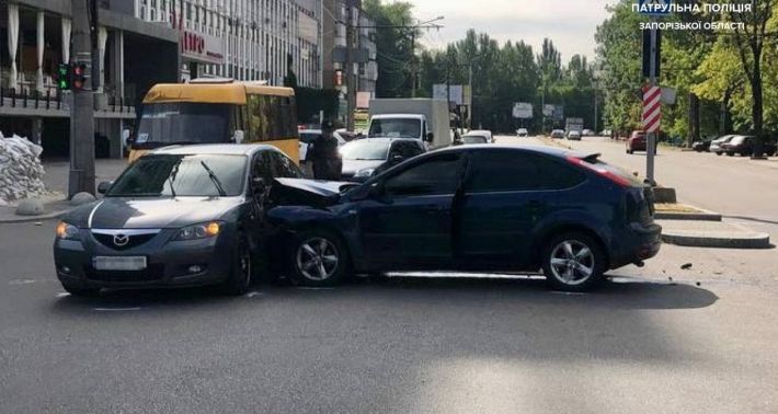 В центре Запорожье столкнулись два легковых автомобиля (фото)