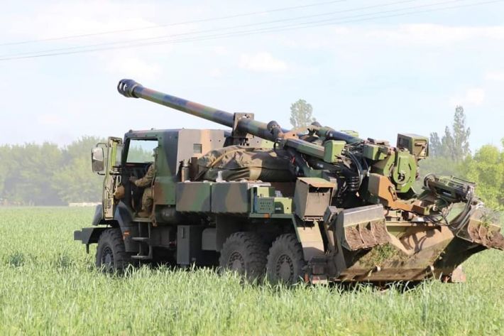Франция дополнительно передаст Украине 6 гаубиц Caesar и бронетехнику, - Макрон