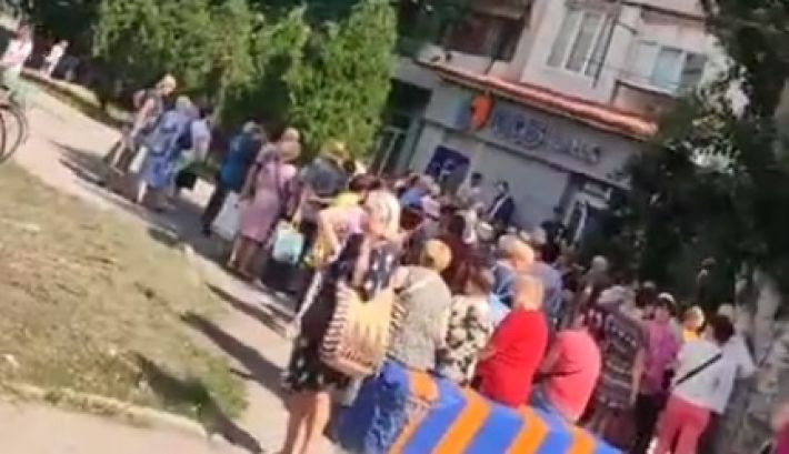 В Мелитополе пенсионеры выстроились в очередь за картами нового банка (видео)