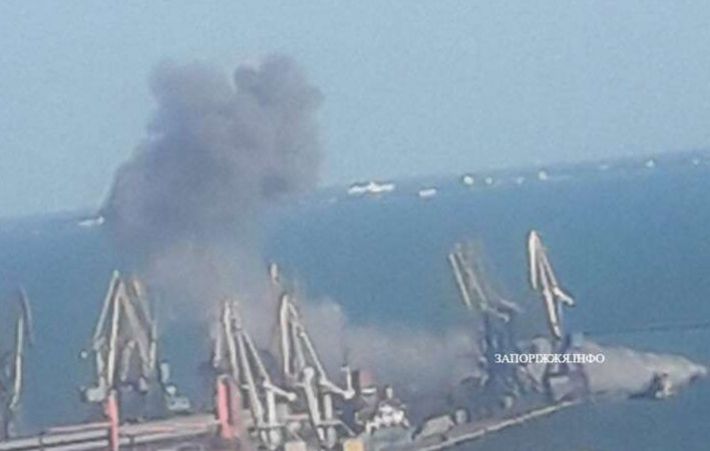 Взрывы в порту Бердянска: оккупанты пытались поднять подбитый ВСУ десантный корабль "Саратов" (ФОТО)