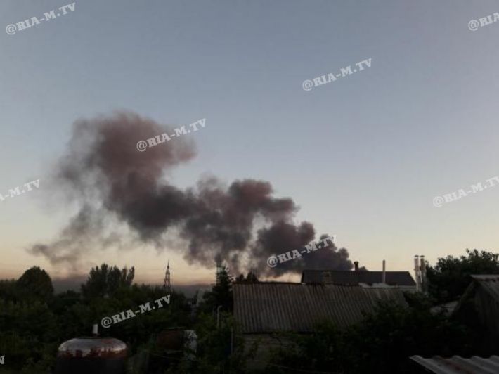 В Мелитополе ночью прогремели мощные взрывы – город затянуло дымом (видео, фото)
