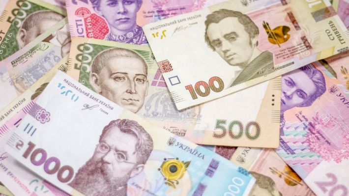В Мелитополе на дереве "растет" национальная валюта (фото)