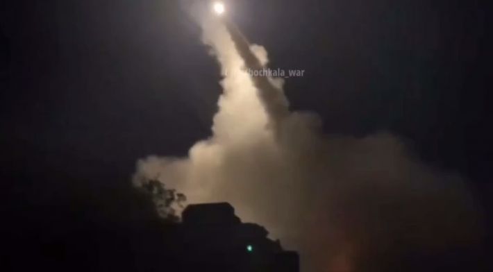 В сети показали запуск ракет по военной базе рашистов в Мелитополе - зрелищное видео