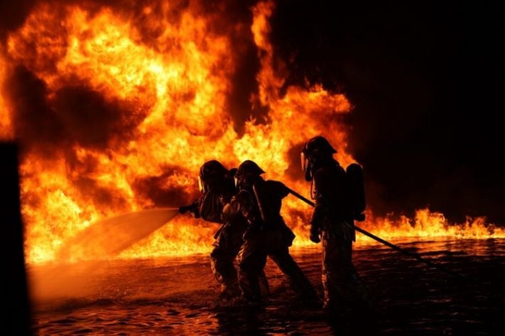 Около двух часов спасатели боролись с пожаром в Запорожском районе