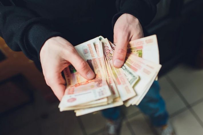 Подвалов на всех хватит - в Мелитопольском районе коллаборанты "собирают налоги" и торгуют сим-картами (фото)