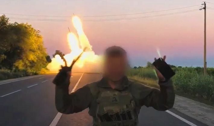 Американские РСЗО HIMARS эффектно уничтожают оккупантов в Запорожской области (видео)