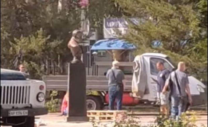 В центре Мелитополя орки устанавливают памятник (видео)