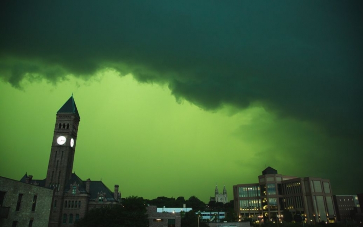 В США наблюдали необычный "зеленый шторм": фото и видео