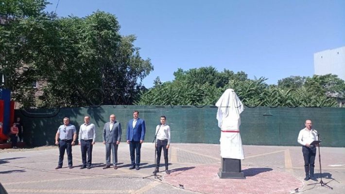 В Мелитополе оккупанты открыли памятник «сталинскому палачу» (фото)