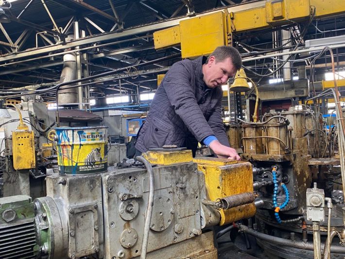 Псевдо-губернатор Евгений Балицкий на своем заводе ремонтирует технику для армии РФ (фото)