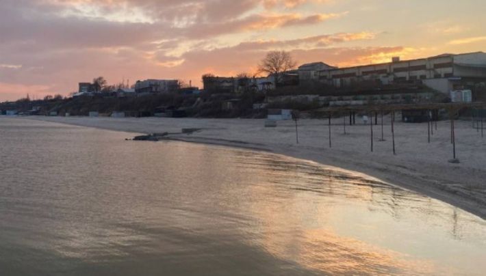 В Кирилловке море очистилось от медуз, но в разгар сезона пляжи пусты (видео)