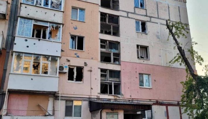 Один погиб, один тяжело ранен - в сети показали последствия вражеского обстрела поселка в Запорожской области (фото)