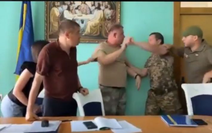 "Наркоман" и "извращенец": в Одесской области подрались мэр города и председатель районного совета (видео)