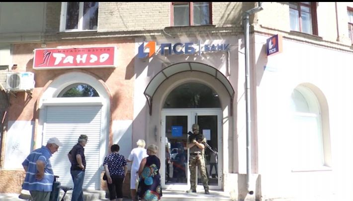 В Мелитополе коллаборанты украли здание ОТП-Банка и ждут Фрадкова (фото)