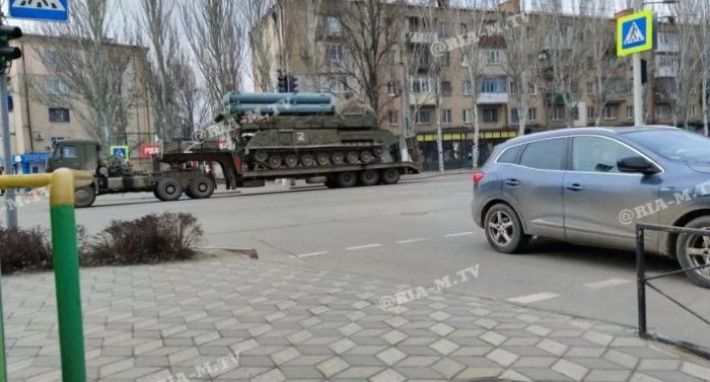 Российские захватчики гонят через Мелитополь тяжелую технику