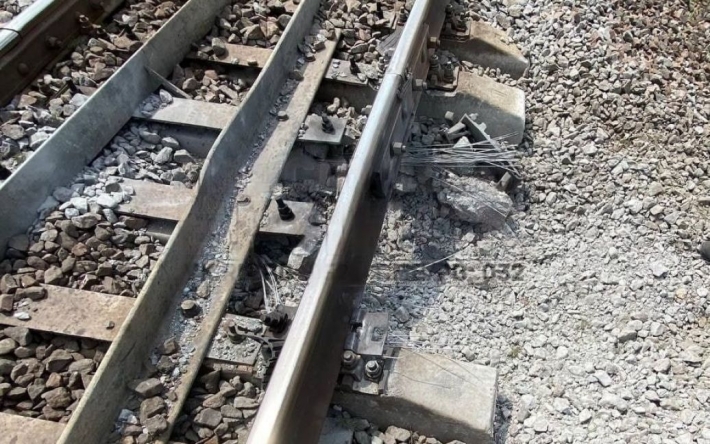 В Брянской области взрыв на железной дороге остановил грузовой поезд: фото