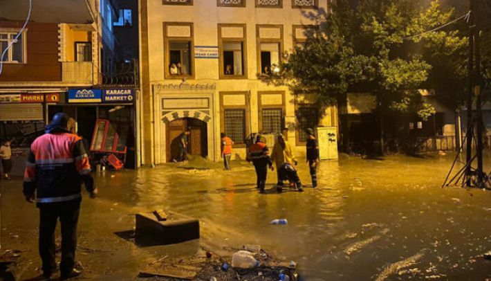 В Стамбуле мощное наводнение затопило 134 дома: более 90 жителей отселили