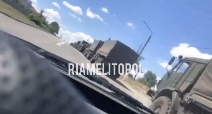 Через Мелитополь на Херсон движется нескончаемая колонна российской армии (видео)