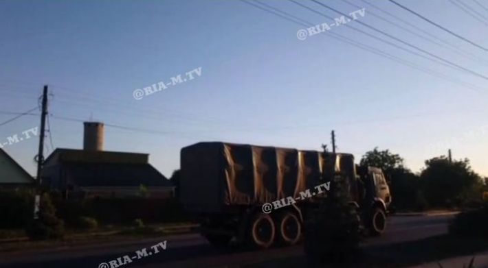 Оккупанты в спешном порядке вывозят военную технику из Мелитополя (видео)
