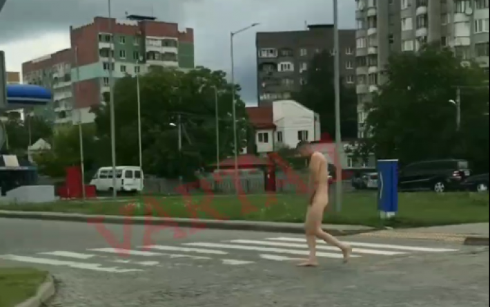 Во Львове обнаженный мужчина гулял по улицам города