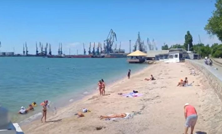 Пустые пляжи и низкие цены - Как живет в оккупации курортный Бердянск (видео)