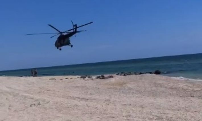 В Кирилловке над головами отдыхающих летают военные вертолеты (видео)