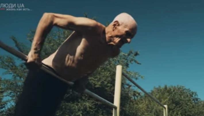 Житель Мелитопольского района в 87 лет поражает акробатическими трюками (видео)