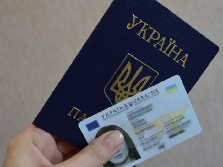 В Запорожской области у жителей оккупированного села военные рф отнимают украинские паспорта