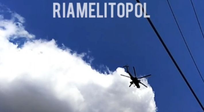 В Мелитополе вертолет оккупантов наматывает круги над головами горожан (видео)