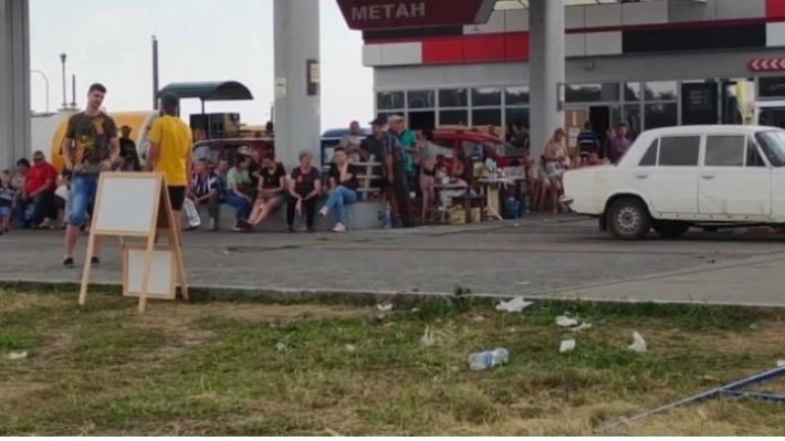 Жители Мелитополя пятые сутки не могут проехать блокпост в Васильевке - ночуют в машинах