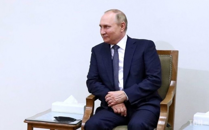 В следующий раз приедет со своим: Путину не поставили огромный стол на встрече в Иране