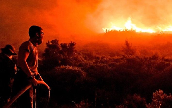 В Греции эвакуировали сотни людей из-за лесного пожара
