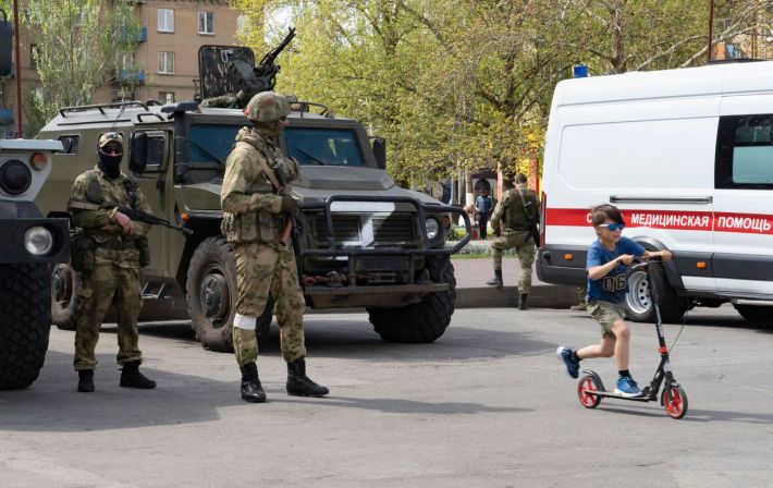 Оккупанты расставляют военную технику в школах Мелитополя (фото)