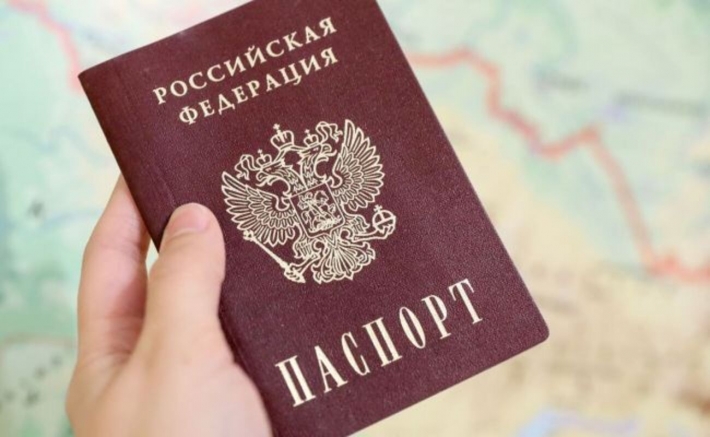 Энергодарские коллаборанты получили паспорта страны-агрессора (фото)