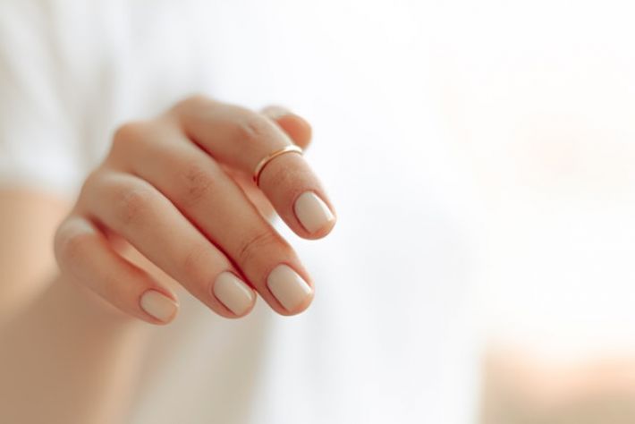 Як зняти лак з нігтів без спеціального засобу: 7 простих способів, які варто знати