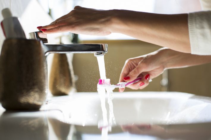 Чи можна кип'ятити зубну щітку та як очистити її від мікробів: 6 простих способів