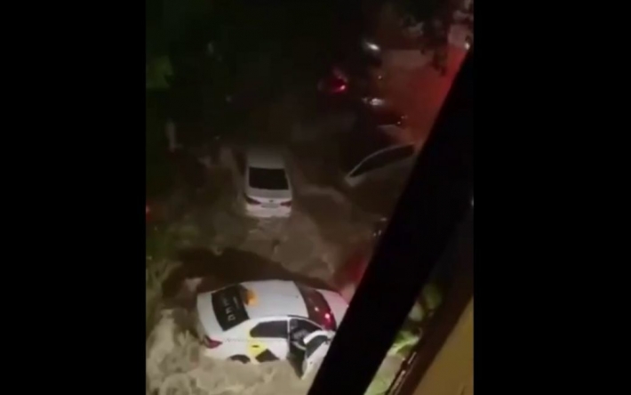 Удар стихии по российскому курорту: потоки воды на улицах снесли десятки машин, погибла женщина (видео)