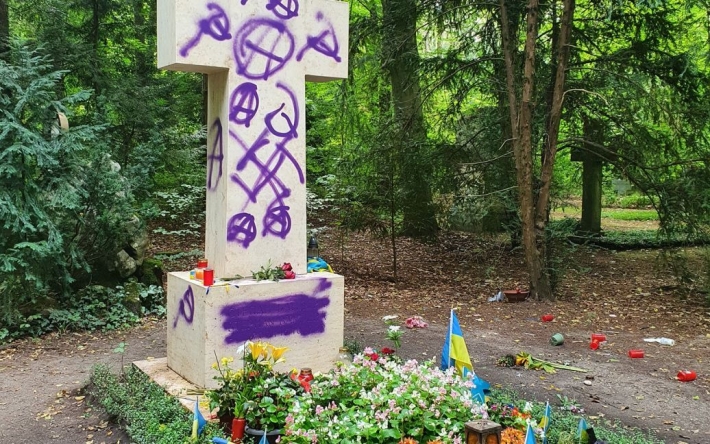 В Мюнхене неизвестные вандалы разорили могилу Степана Бандеры (фото)