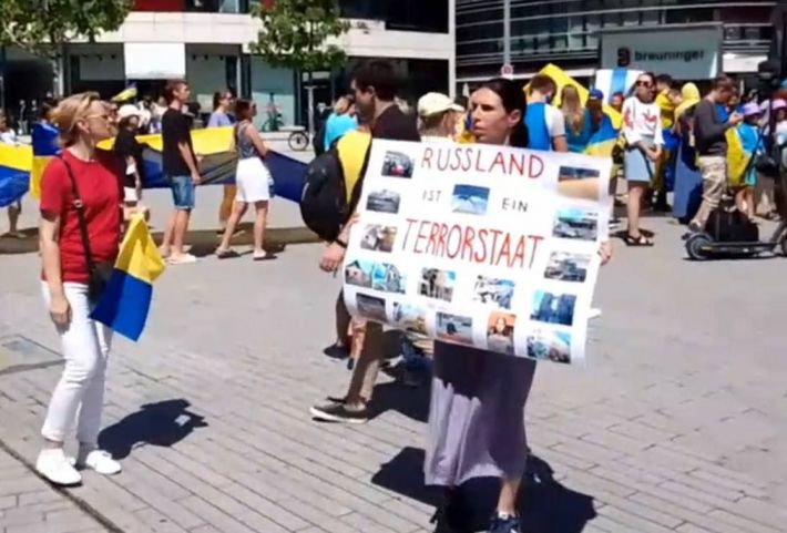 Участники антивоенного митинга в Германии поддержали мелитопольцев (видео)