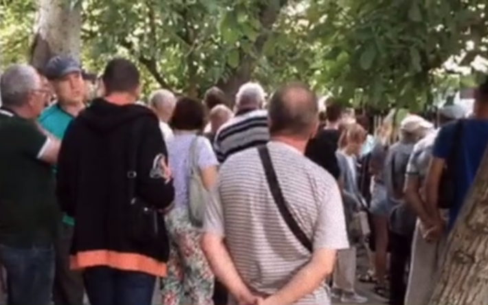 У Маріуполі показали величезну чергу людей, які бажають виїхати з міста (відео)