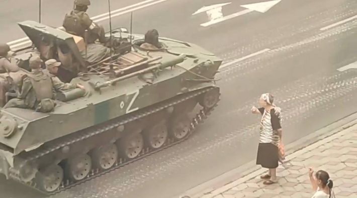 Появилось продолжение истории с бабулями, благословлявшими российских солдат в Мелитополе (видео, фото)