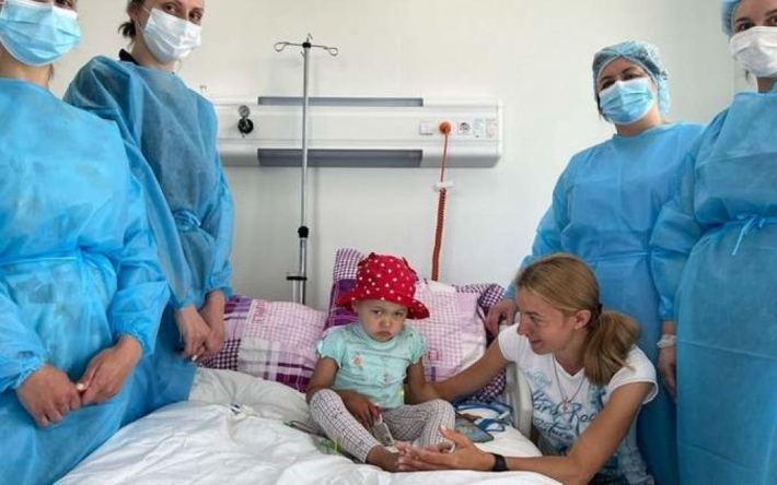 Во Львове успешно провели первую трансплантацию костного мозга 3-летней девочке из Волыни: фото