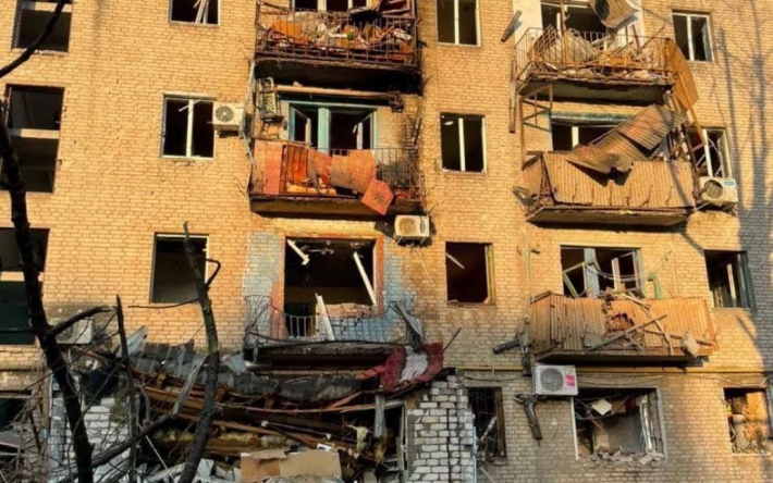 Россияне снова обстреляли Славянск: повреждены многоэтажки в центре города, есть раненый человек