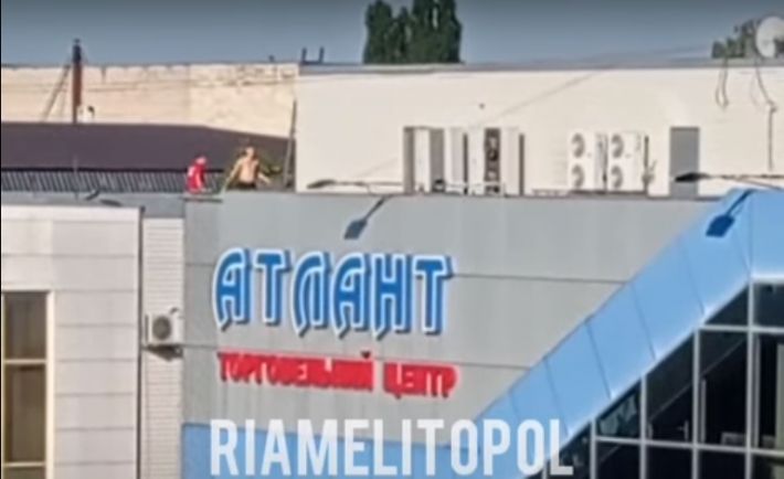 Гастролеры из россии устроили фитнес-центр на крыше украденного супермаркета (видео)