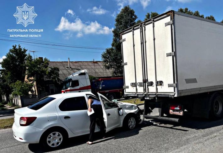 В Запорожье легковой автомобиль врезался в грузовик (фото)